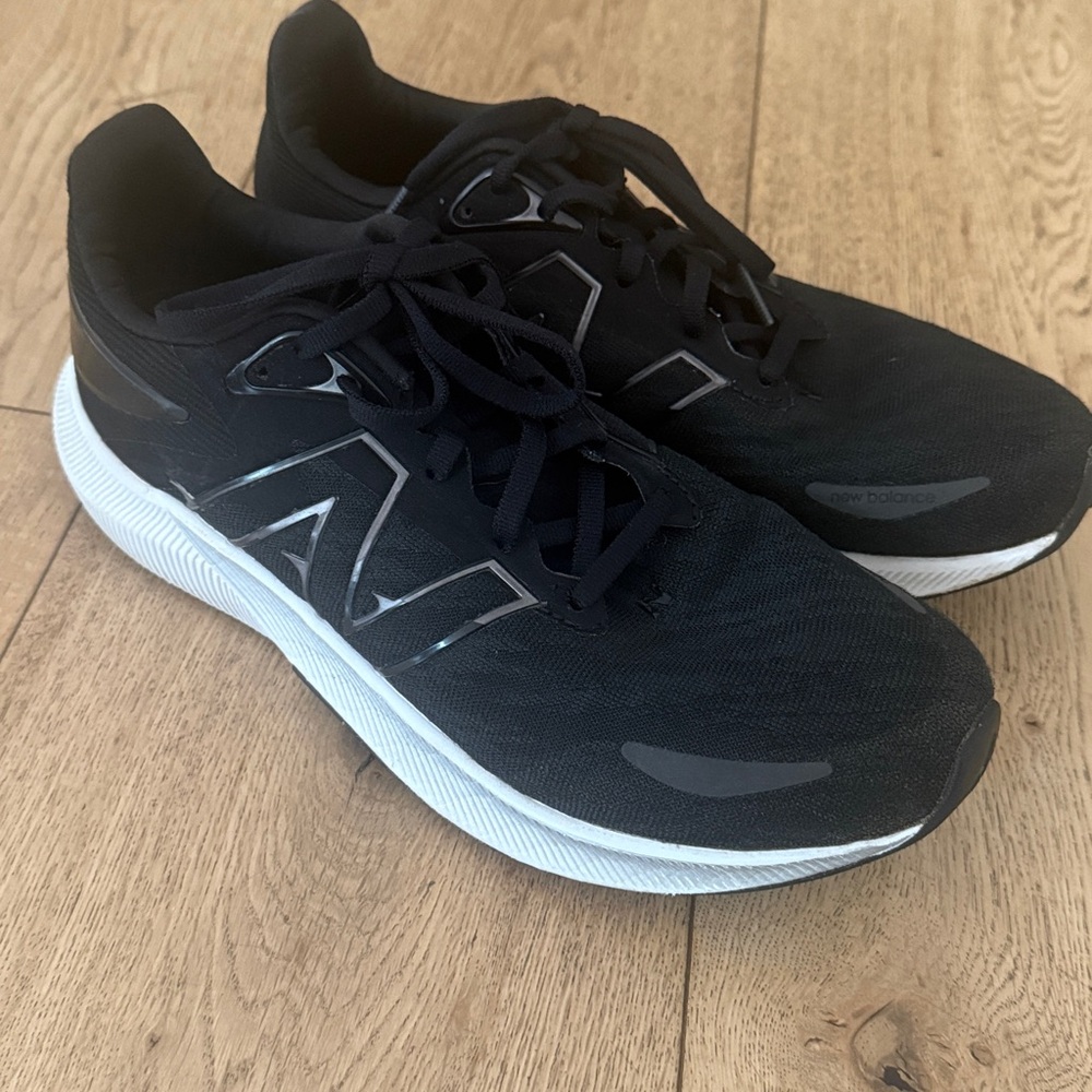 Size 7.5 Mens New Balance FuelCell Propel v3 Black White